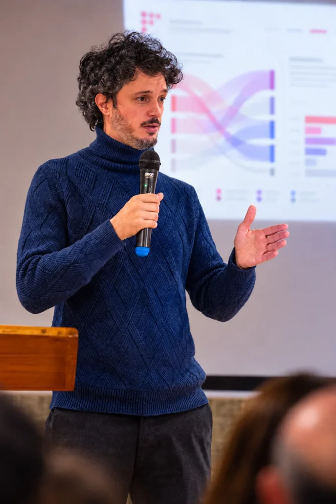 Fernando Chiesa compartiendo un análisis en una exposición