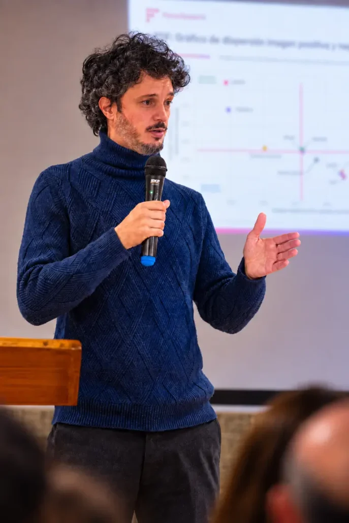 Fernando Chiesa, director de Focus Research, frente a un gráfico de análisis de opinión pública