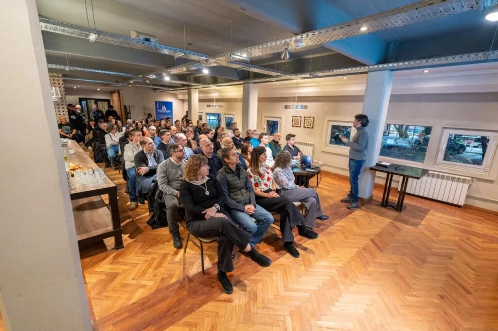 Un encuentro de presentación de POLARUSH con empresas e instituciones