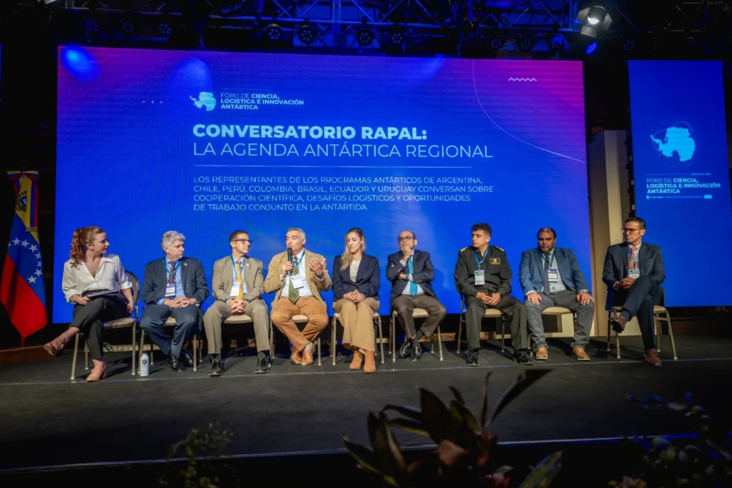 Representantes de programas antárticos latinoamericanos conversan en el foro realizado durante la RAPAL en Ushuaia.