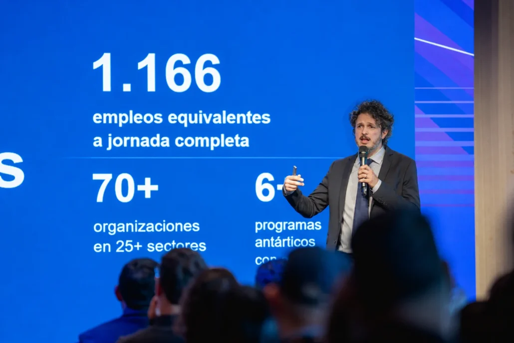 Fernando Chiesa expone una diapositiva sobre los empleos y organizaciones del sector antártico de Hobart, Tasmania.