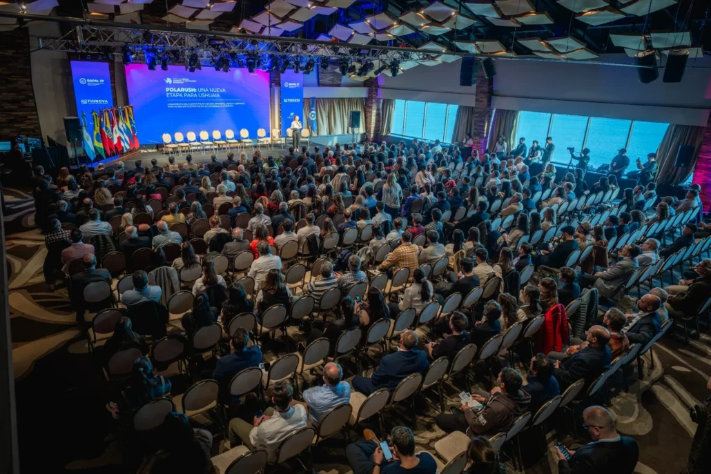Vista del público y del escenario del Foro de Ciencia, Logística e Innovación Antártica en el Arakur.