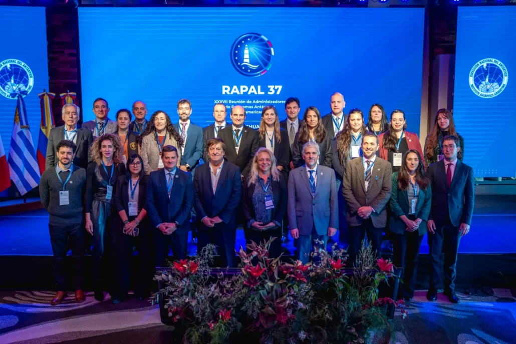 Foto grupal de participantes de la XXXVII RAPAL frente al escenario del encuentro en Ushuaia.