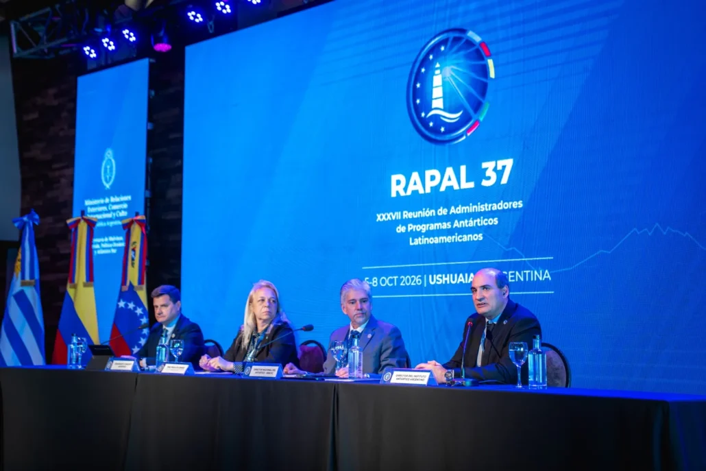 Mesa de una sesión plenaria de la RAPAL 37 en el Arakur, Ushuaia.