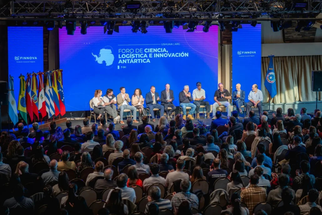 Integrantes de PolarUsh participan de un panel en el Foro de Ciencia, Logística e Innovación Antártica.